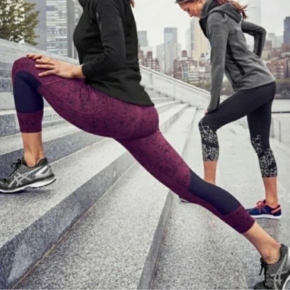 Athleta Burgundy Black Floral Capri 7/8 Like New Leggings Size XS 2-4 - Picture 3 of 9